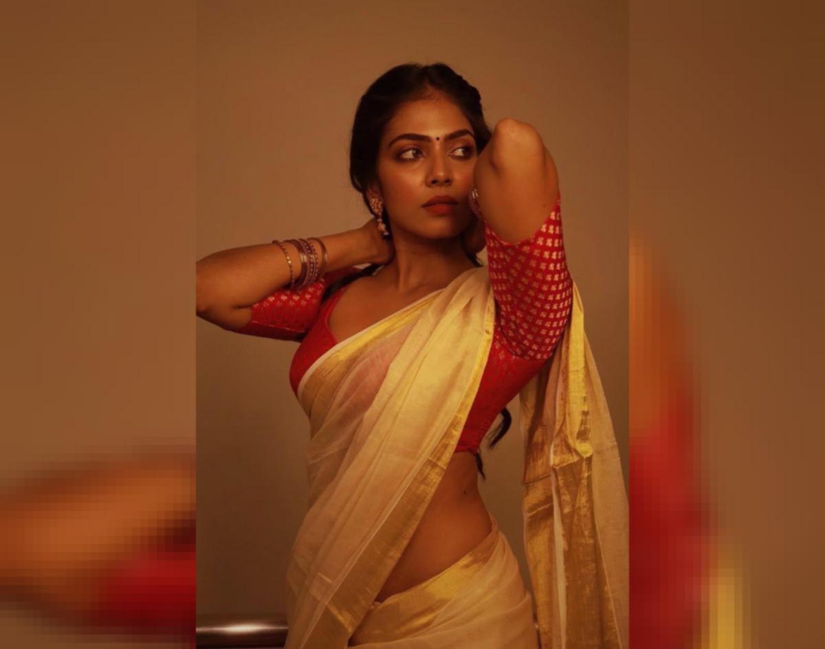 Malavika Mohanan Glamourous Pose in Saree