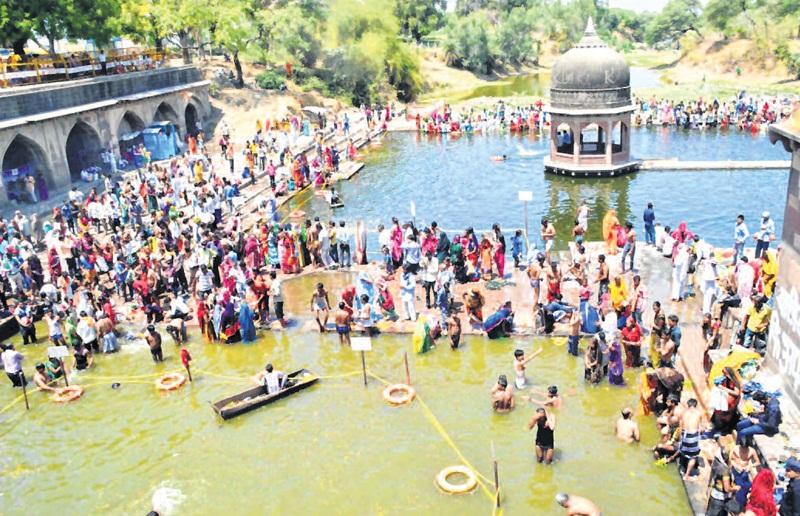 Ujjain Devotees Reach Kd Palace Take Dip