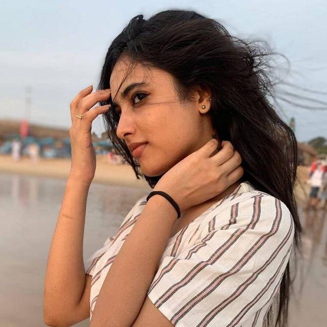 Priyanka Arul Mohan Mesmerizing Pictures Tupaki English