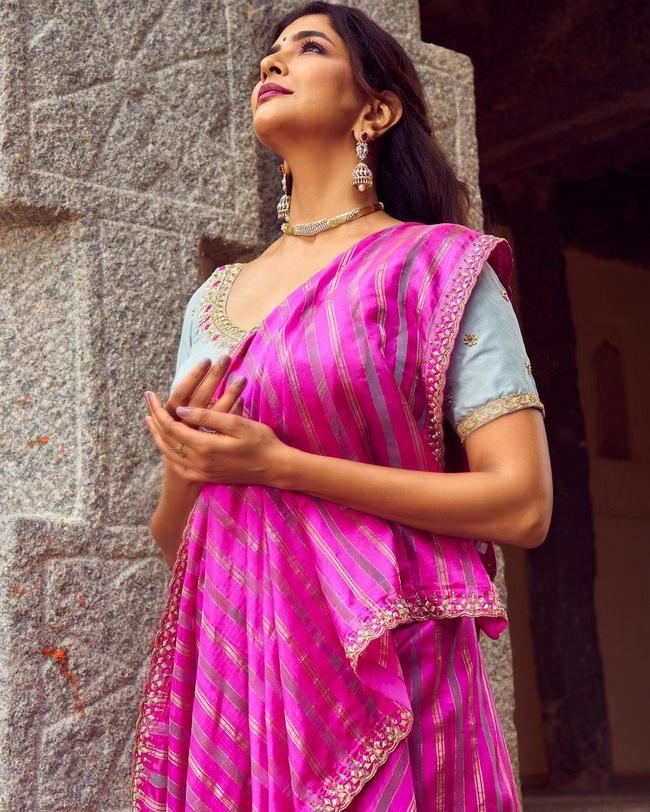 Lakshmi Manchu Shiny Looks in a Violet Saree