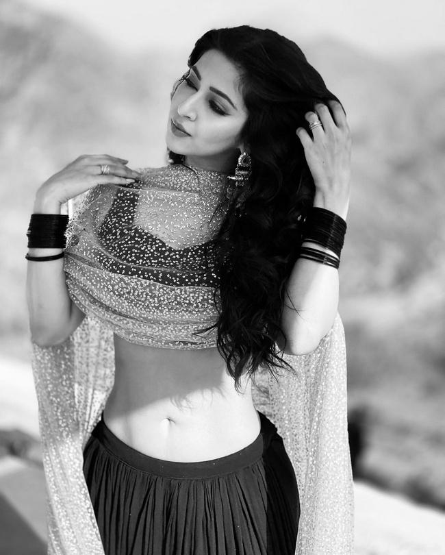 Sonarika Bhadoria Gorgeous Looks in Her New Photos
