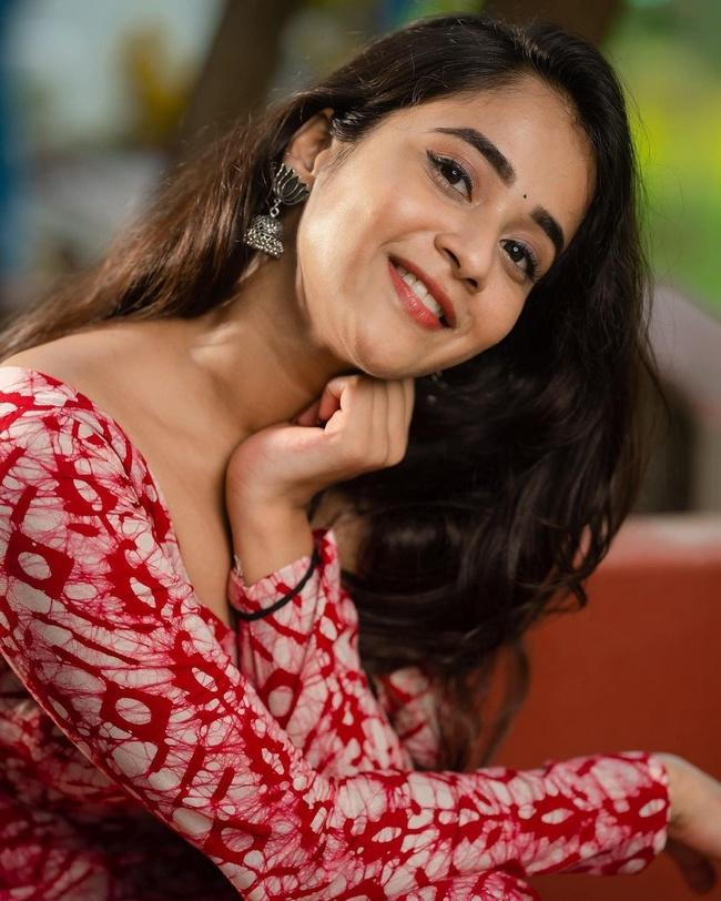 Actress Deepthi Sunaina New Photoshoot