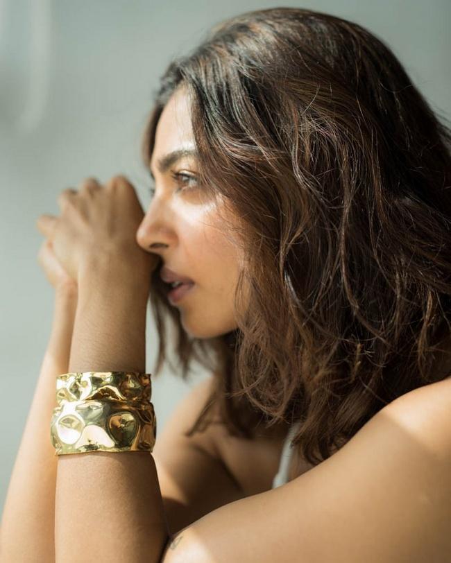 Actress Radhika Apte New Instagram Pics