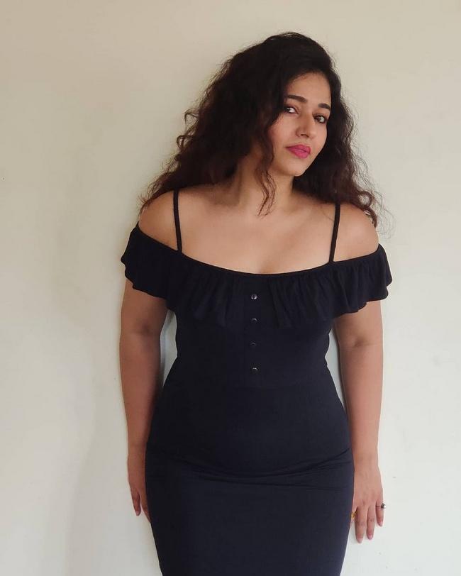 Poonam Bajwa Mesmerising Looks in Black Outfit