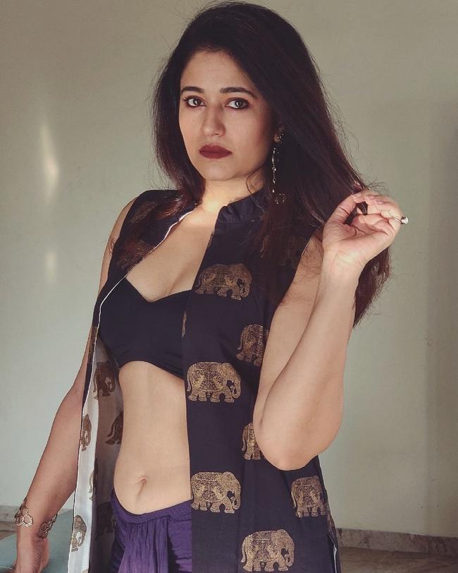 Poonam Bajwa Mesmerising Looks in Black Outfit