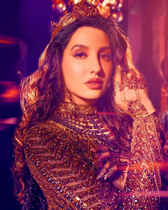 Sultry Nora Fatehi Teasing Clicks