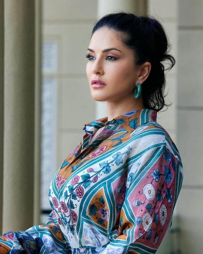 Sunny Leone Ultra-Glamorous Pictures Raise The Heat