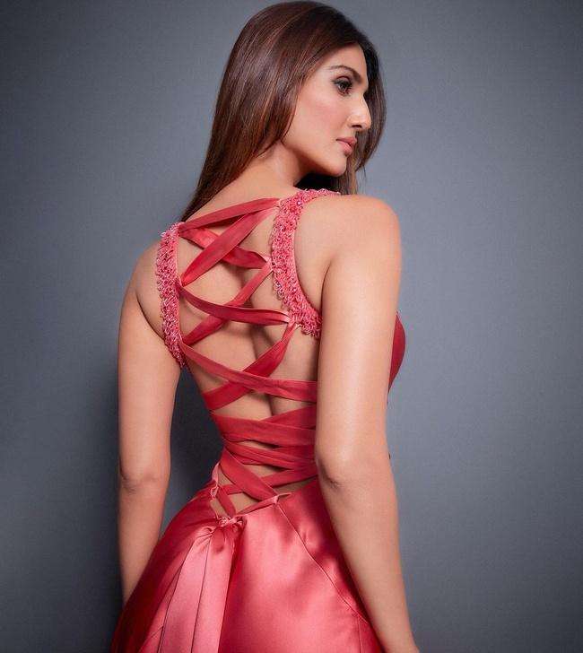 Vaani Kapoor Mesmerising Cliks in Shiny Dress