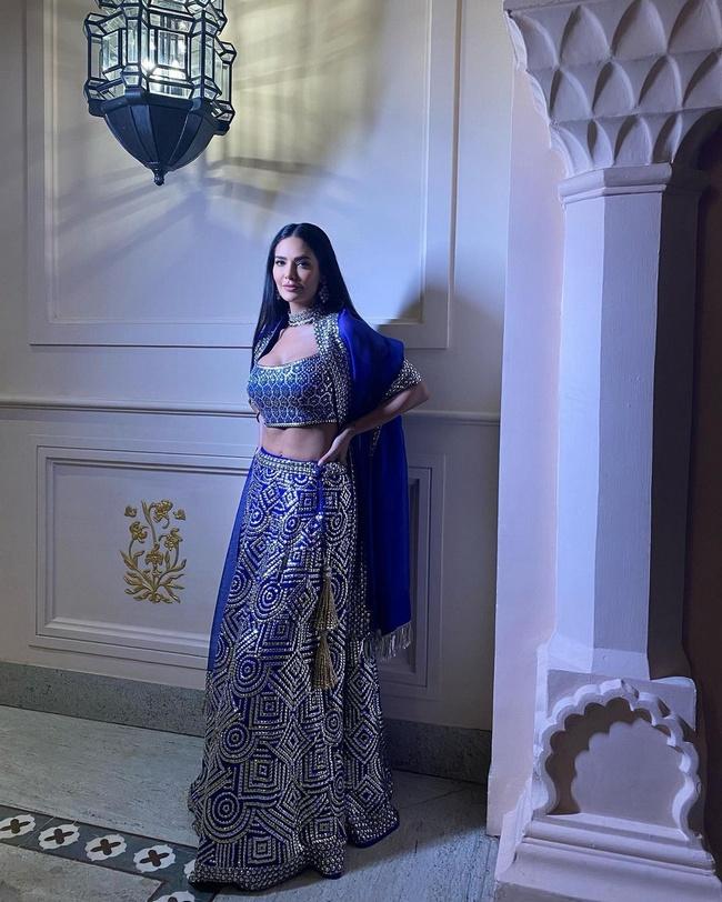 Glamorous Esha Gupta Dazzles In Designer Outfit