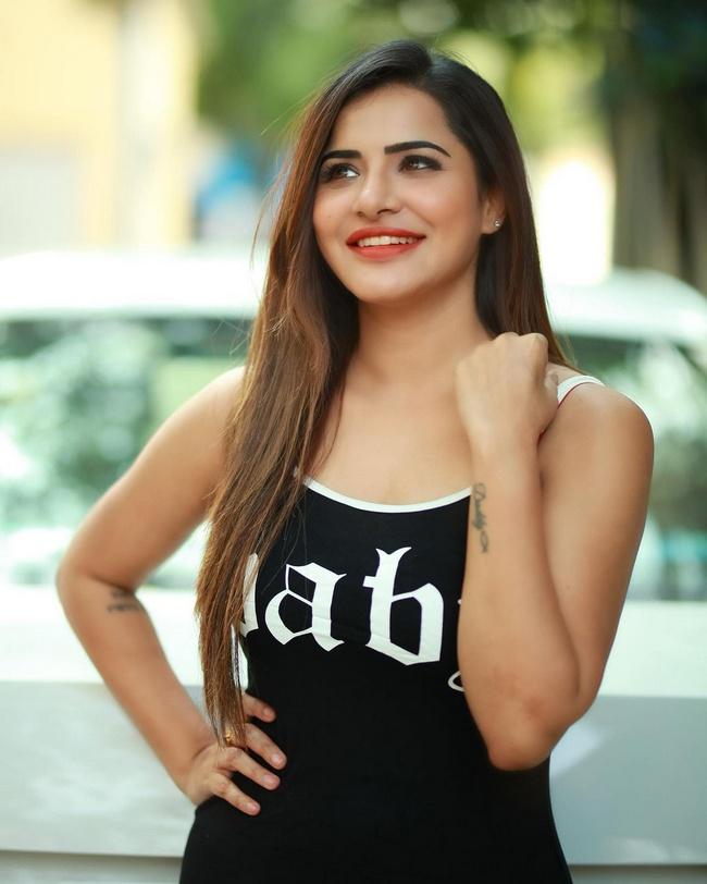 Ashu Reddy Stuns in Black Outfit