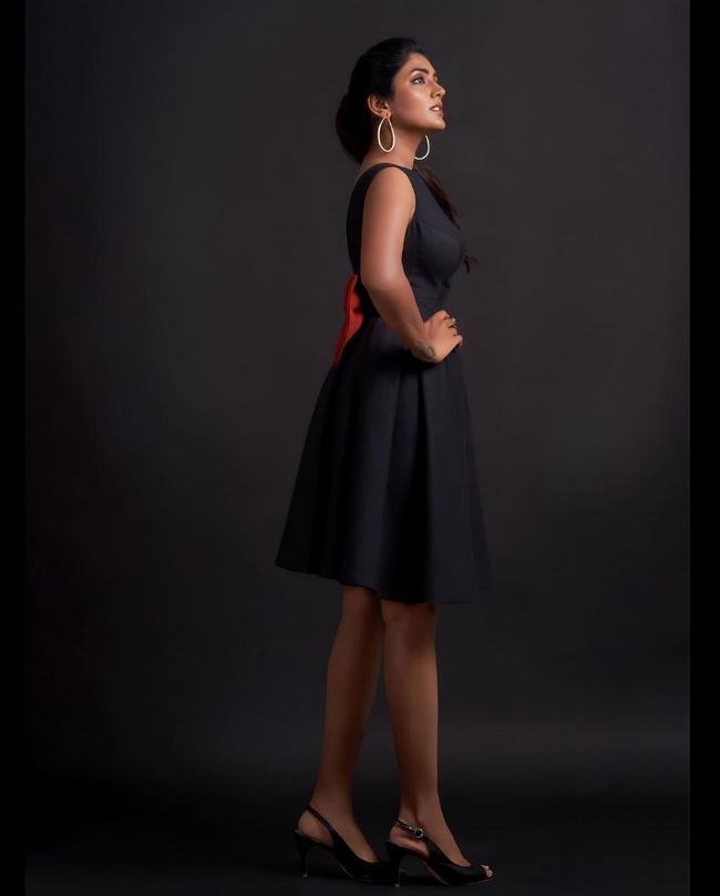 Eesha Rebba New Photo Shoot in Black Dress