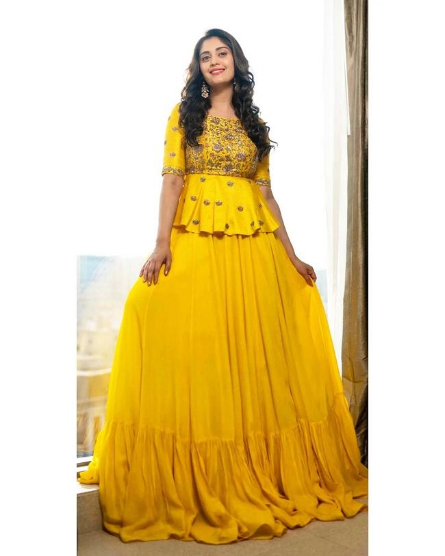 Surbhi Puranik Gorgeou Looks in Mini Dress