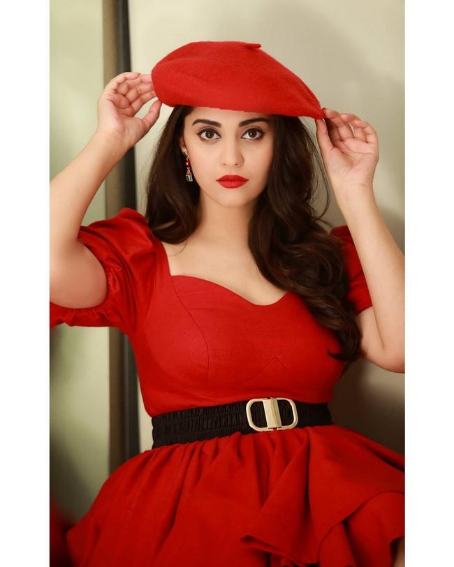 Surbhi Puranik Gorgeou Looks in Mini Dress