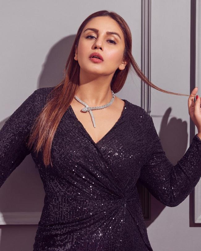 Huma S Qureshi Looks Pretty in Shiny BLack Dress