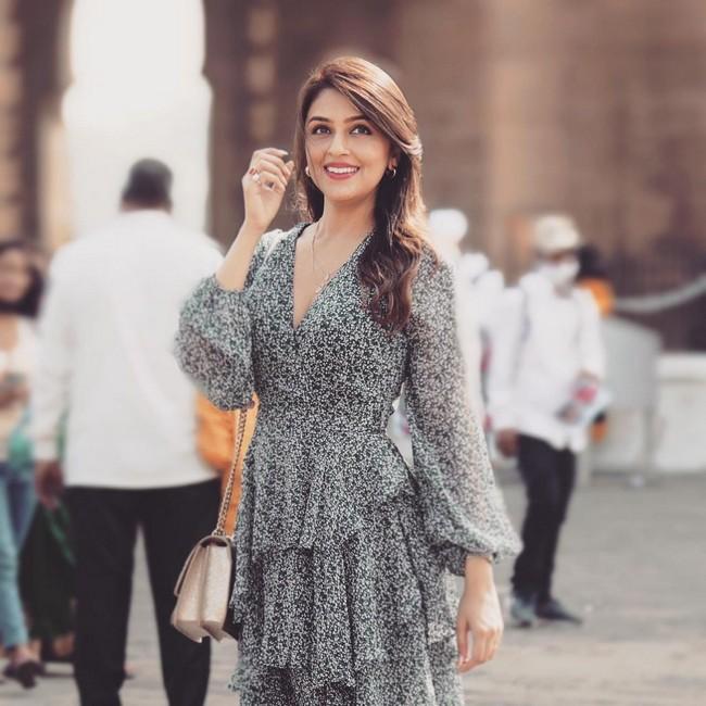 Aarti Chabria Pretty Looks in Shiny Dress