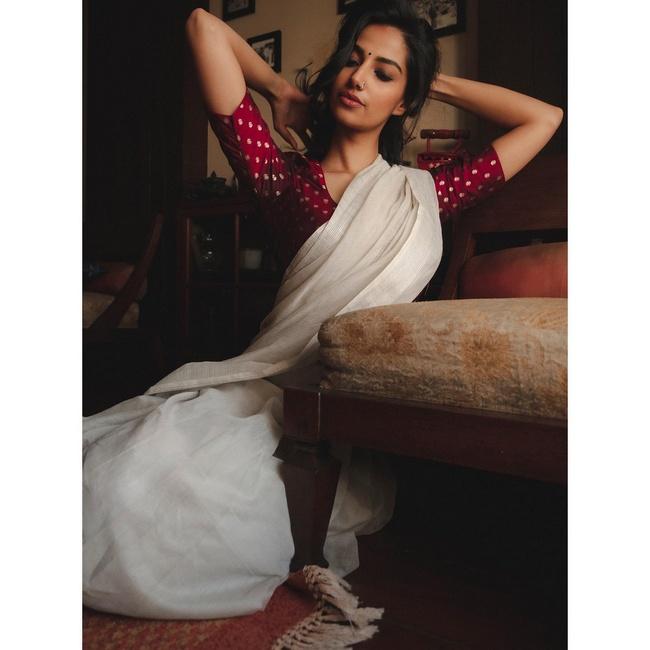 Meenakshii Chaudhary Looks Pretty in White Saree