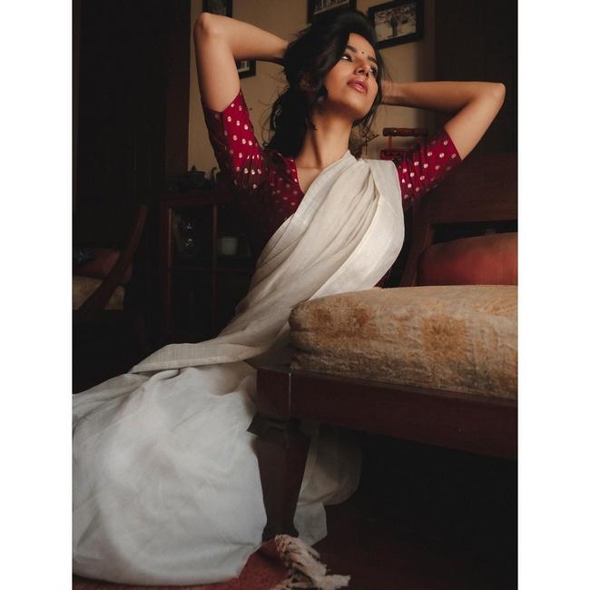 Meenakshii Chaudhary Looks Pretty in White Saree