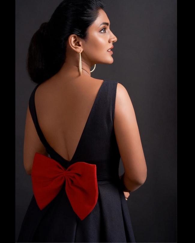 Eesha Rebba Sultry Poses in Black Saree