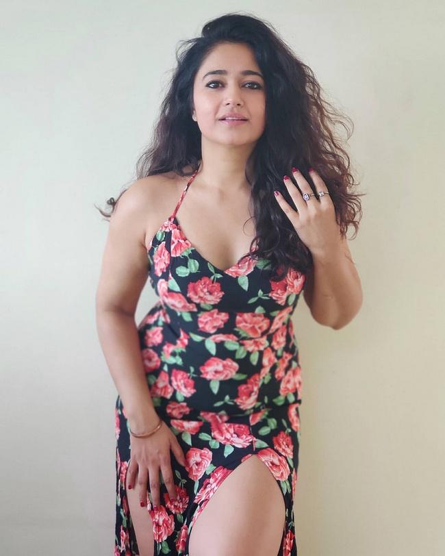 Poonam Bajwa Capivating Looks in Floral Outfit