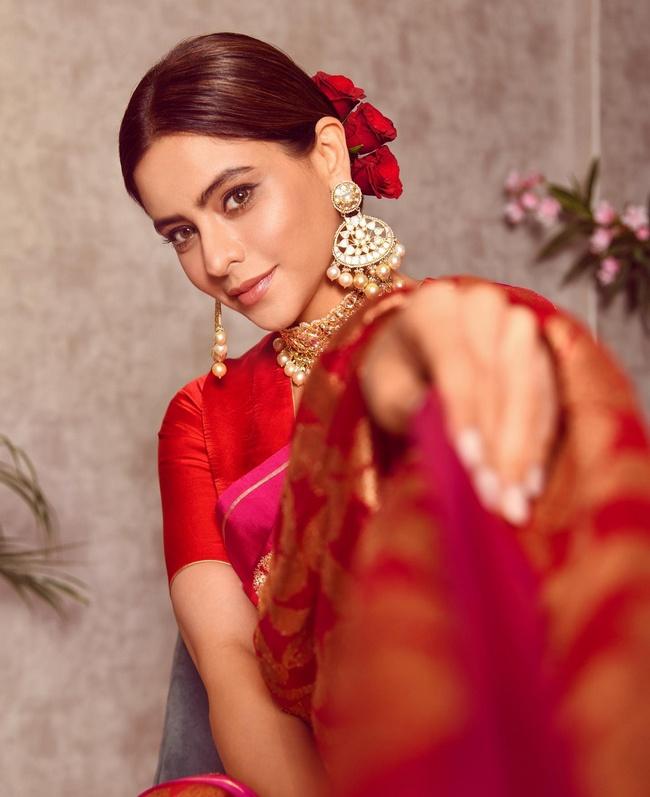 Aamna Sharif Charming Looks in Shiny Pink Silk Saree | Tupaki English