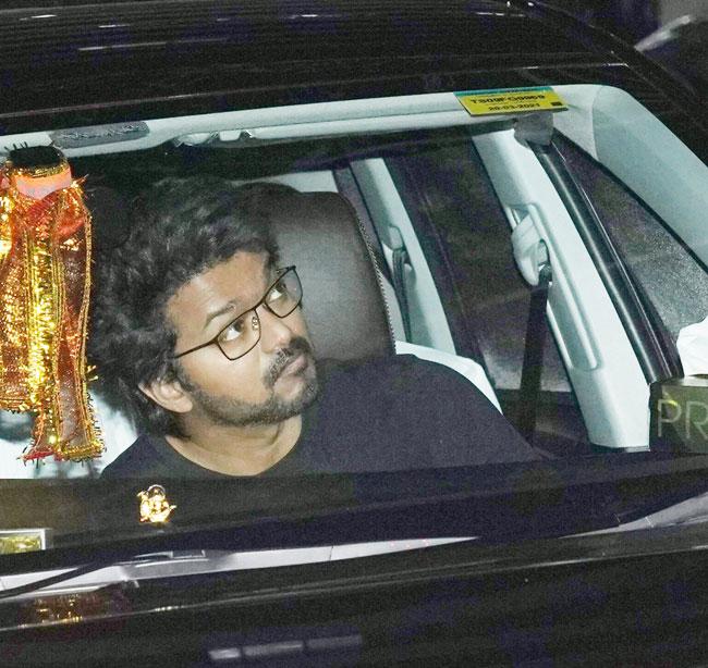 Xclusive vijay thalapathy papped post shooting for thalapathy 66 in Hyderabad