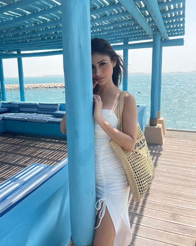 Naagin Beauty Mouni Roy Enjoying Near Sea