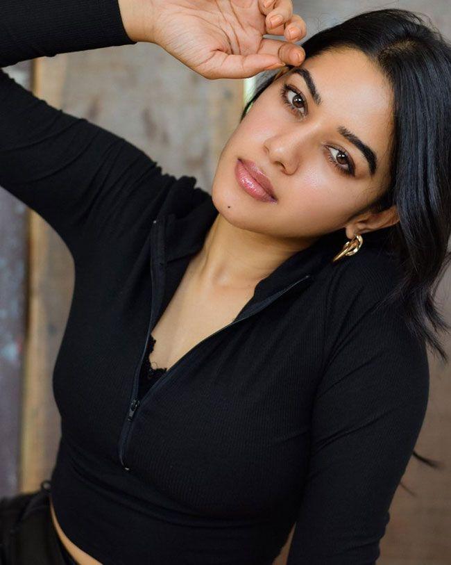 Mirnalini Ravi Stunning Posses In Black