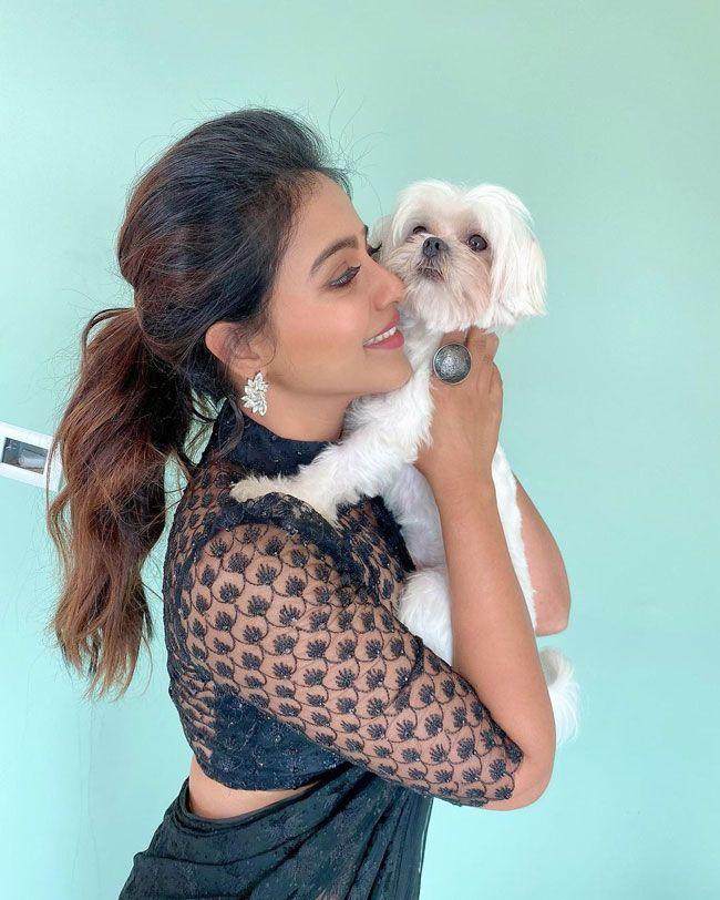 Adorable Pics Of Anjali With Her Pet