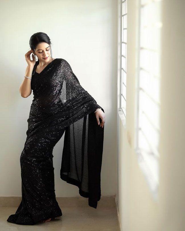 Mirnalini Ravi Looking Lovely In Black Saree