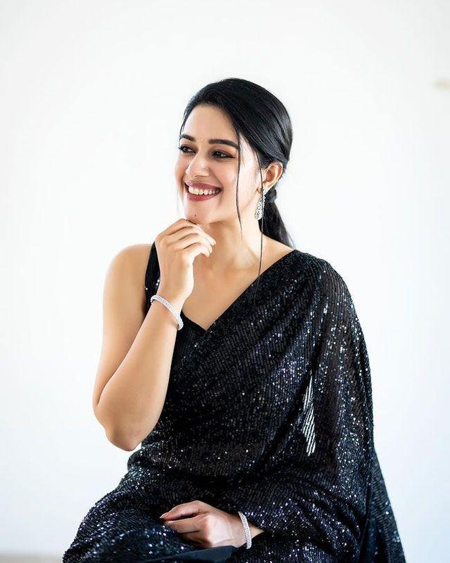 Mirnalini Ravi Looking Lovely In Black Saree