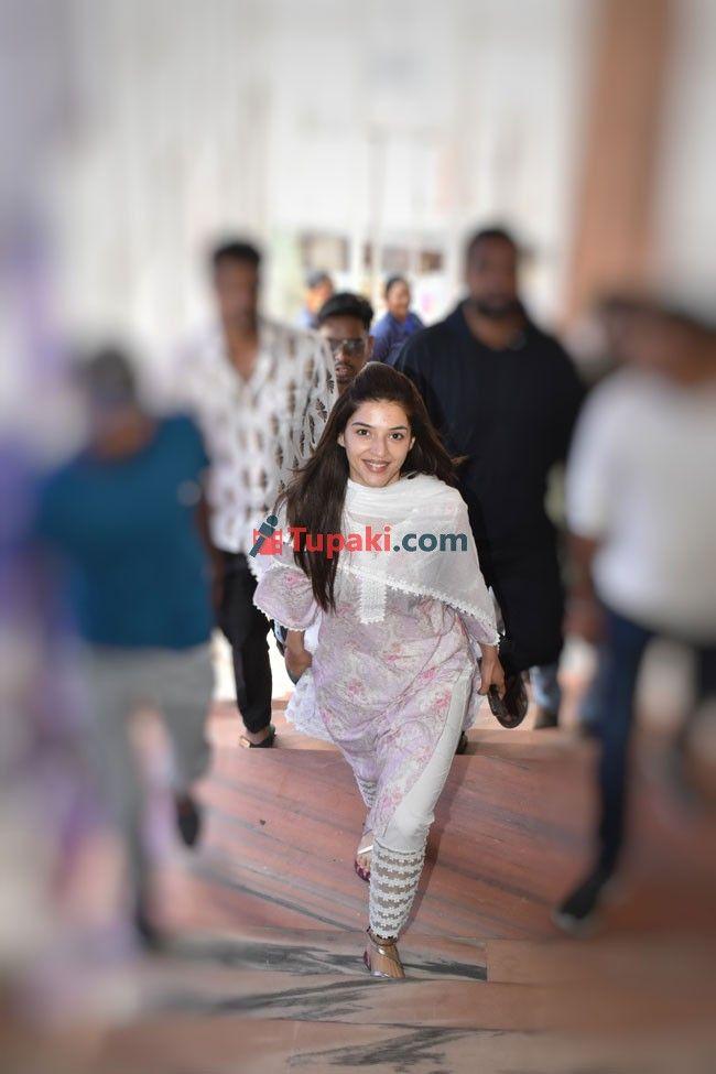 Mehreen Papped at theater