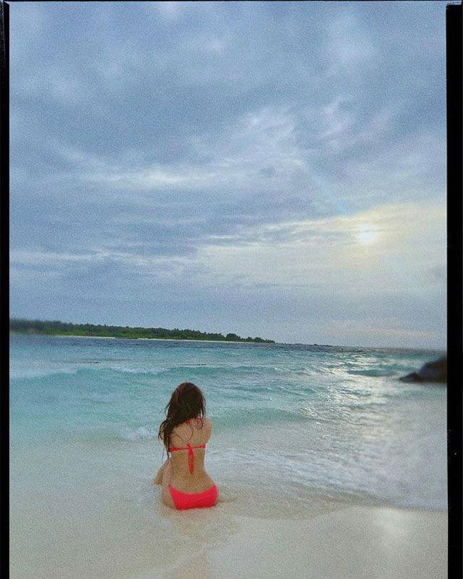 Sonarika Bhadoria Tempting With Her Alluring Poses In Beach
