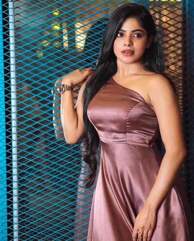 Intoxicating Looks Of Diva Bharati In Tight Outfit