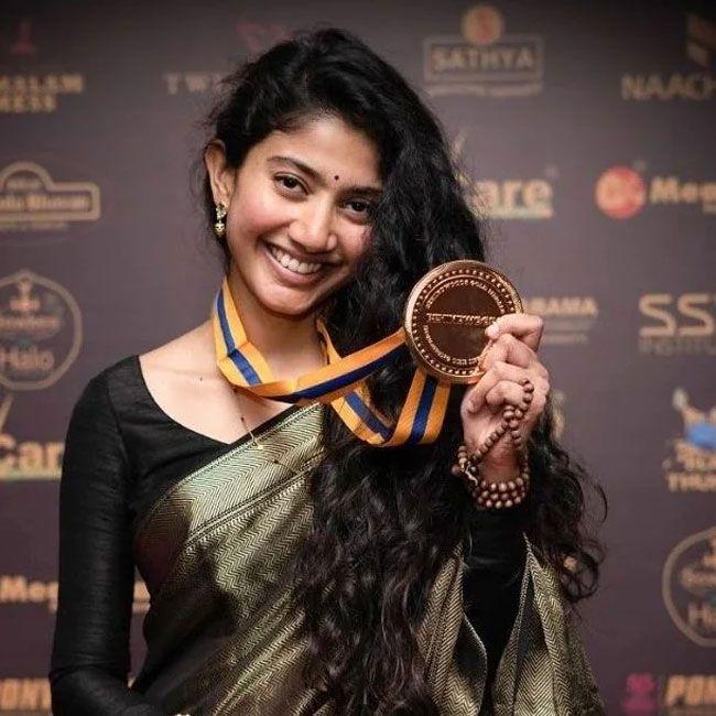 Sai Pallavy Receives Best Female Award Gold For Shyamsingsrai Movie