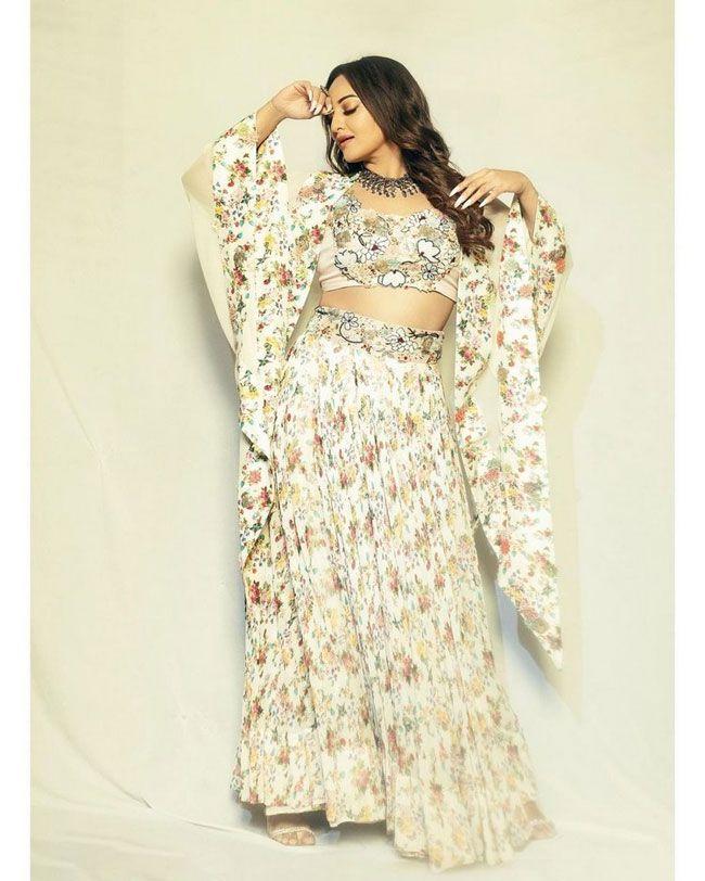 Sonakshi Sinha Gorgeous Looks In Designer Dress