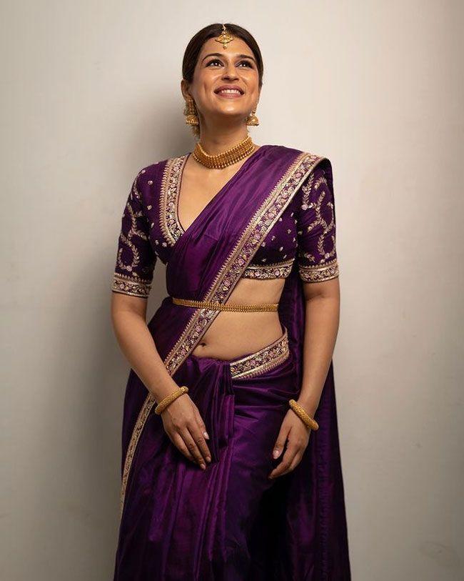 Shraddha Das Traditional Looks In Purple Saree