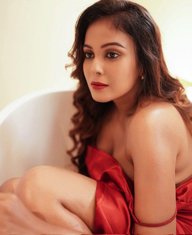 Chandani Tamilarasan Looks Stunnin In Her Latest Hot Clicks