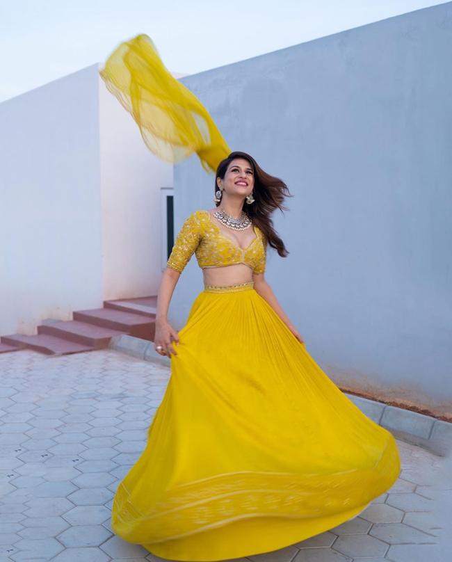 Shradha Das Looks Gorgeous in Yellow Ethnic Outfit