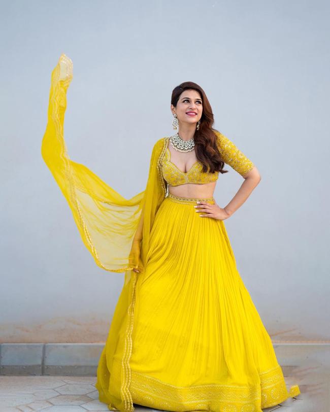 Shradha Das Looks Gorgeous in Yellow Ethnic Outfit