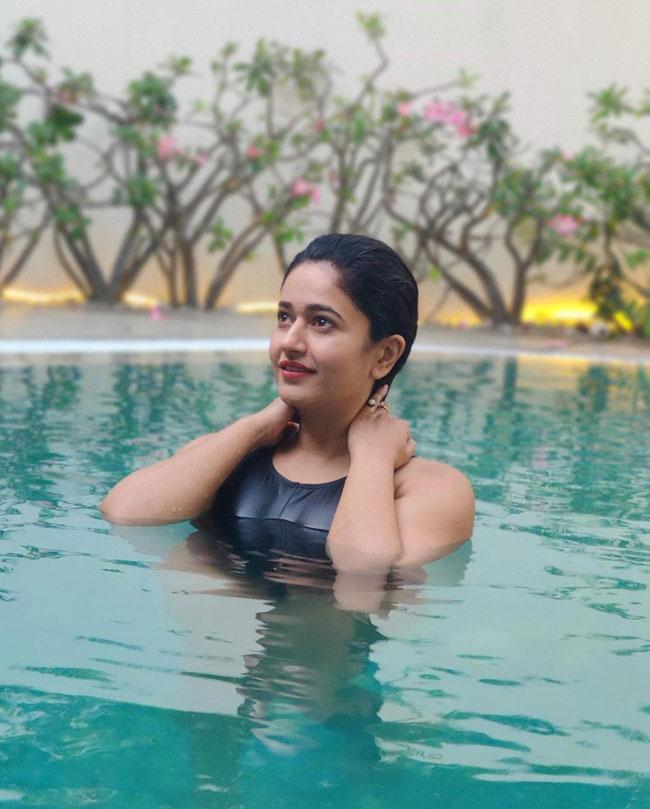 Poonam Bajwa Ravishing Looks In Swimming Suit
