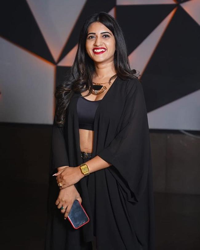Sravanthi Chokarapu Stunning Show In Black