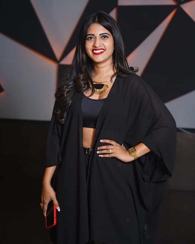 Sravanthi Chokarapu Stunning Show In Black