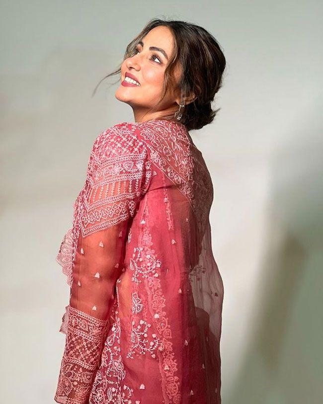 Hina Khan Looks Graceful In Pink Saree