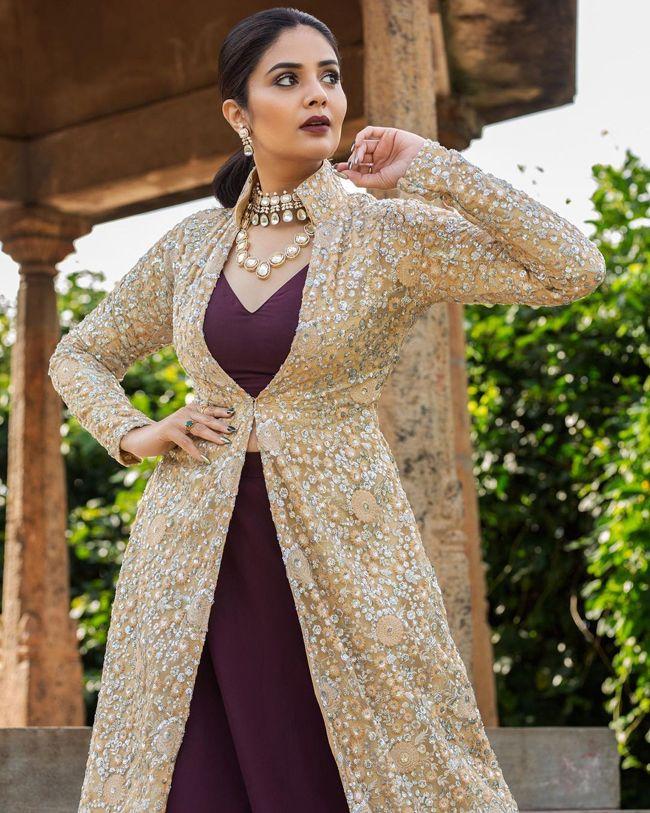 Regal Looks Of Sreemukhi In Designer Outfit