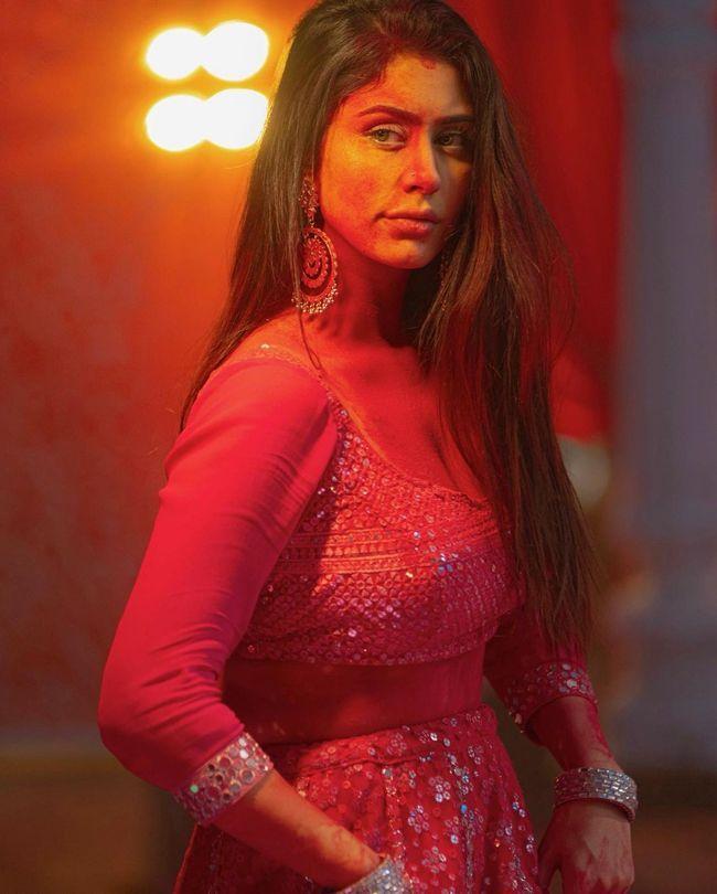 Glamorous Looks Of Warina Hussain