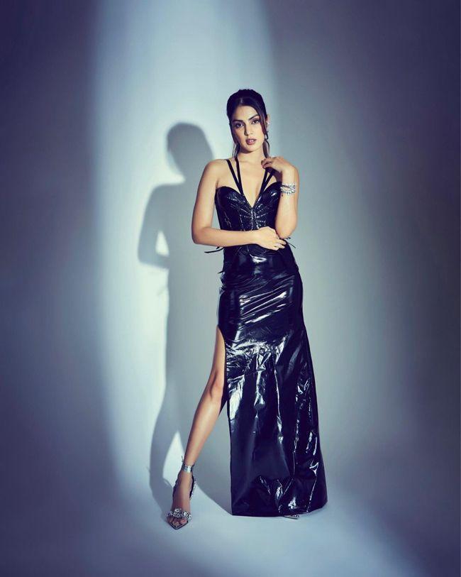 Rhea Chakraborty Stunning Show In Black