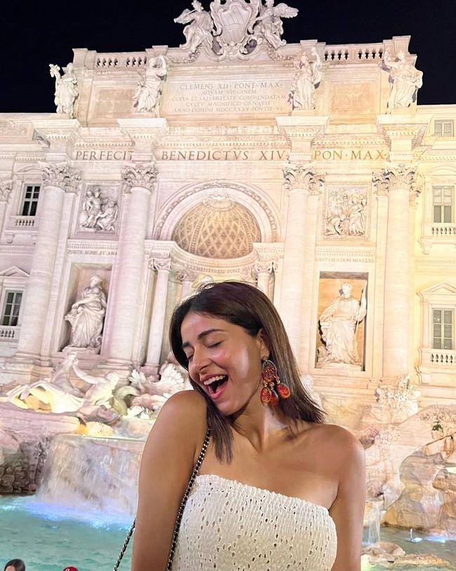 Ananya Panday Teases with Enticing Selfie Pose