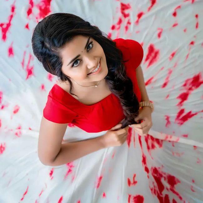 Anupama Parameswaran Glamorous Photoshoot In Saree