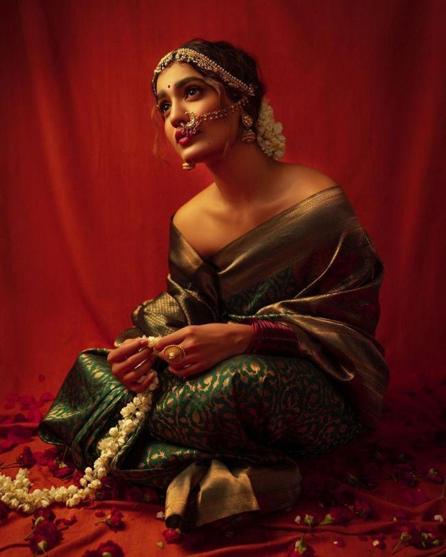 Saniya Iyappan Glamorous Clicks Raises Heat