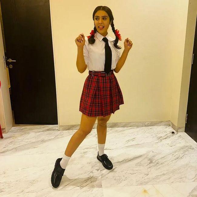 Sidhika Sharma Look Great In School Uniform